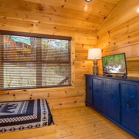 5Bd5B Escape Cabin With 2 Hottubs, Thtr &Game Rm,1Mi To The Parkway! 4Mi To Dollywood - Spring Deal Pigeon Forge Luaran gambar